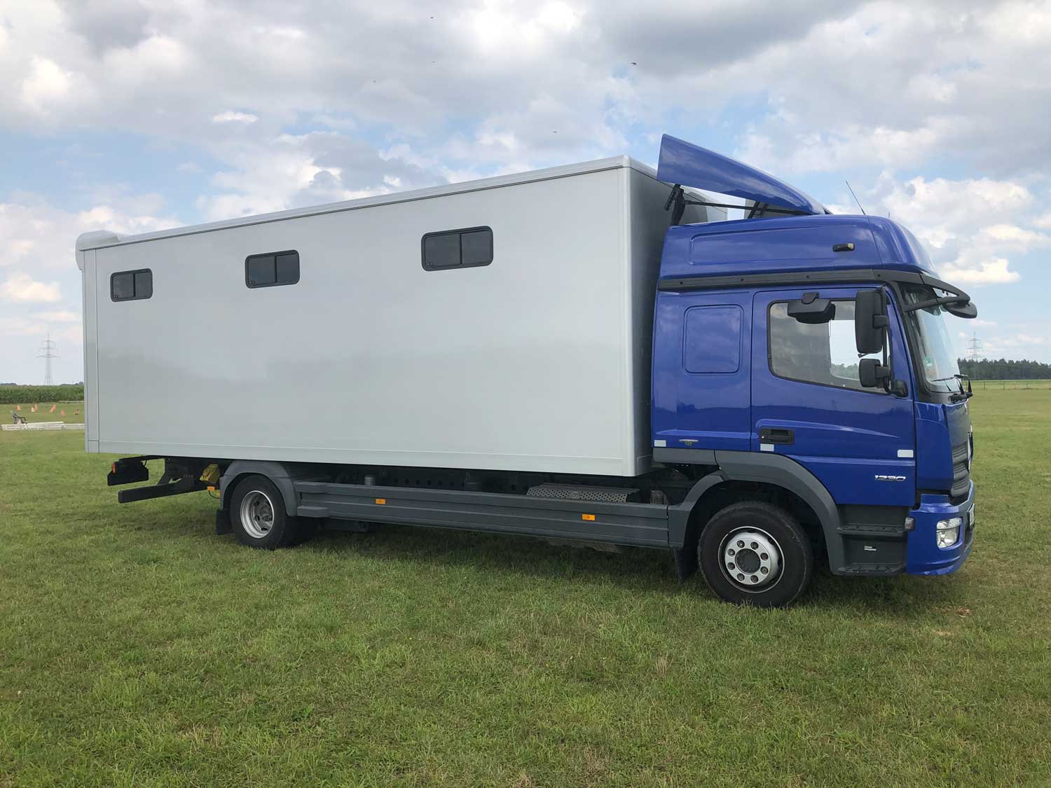 Pferdetransport Blessing - Fuhrpark - 12t LKW Seitenansicht